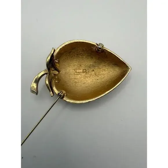 Vintage Signed Crown TRIFARI Brushed Textured Gold Tone STRAWBERRY Pin Brooch - Picture 5 of 6